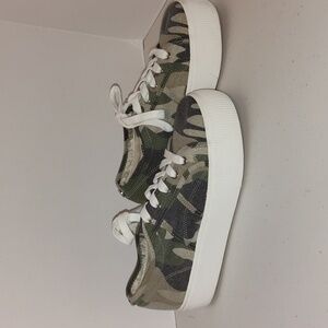 Steve Madden Emmi Platform Shoes Women’s Size 8 M Camouflage Green Sneakers